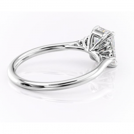 Inel de logodnă Ivylyn din aur Alb 14kt cu moissanite tăietură radiantă – Montură cu trei pietre rafinată pentru profil mediu | Personalizează și configurează gratuit online [2]