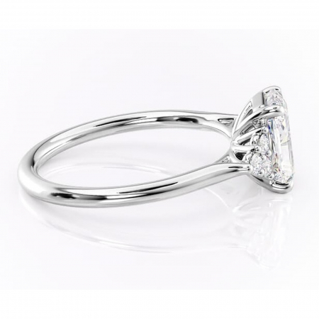 Inel de logodnă Ivylyn din aur Alb 14kt cu moissanite tăietură radiantă – Montură cu trei pietre rafinată pentru profil mediu | Personalizează și configurează gratuit online [1]