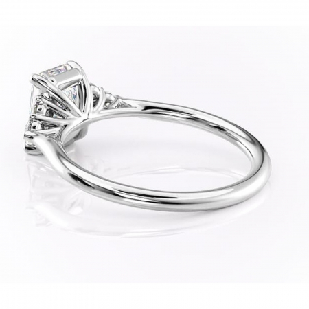 Inel de logodnă Ivylyn din aur Alb 14kt cu moissanite tăietură radiantă – Montură cu trei pietre rafinată pentru profil mediu | Personalizează și configurează gratuit online [4]