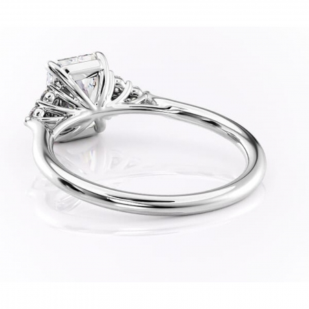 Inel de logodnă Ivylyn din aur Alb 14kt cu moissanite tăietură radiantă – Montură cu trei pietre rafinată pentru profil mediu | Personalizează și configurează gratuit online [3]