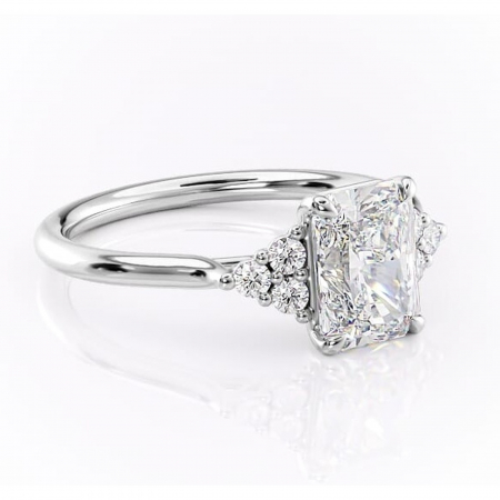 Radiantă - Inel de logodnă Ivylyn din aur Alb 14kt cu moissanite tăietură radiantă – Montură cu trei pietre rafinată pentru profil mediu | Personalizează și configurează gratuit online