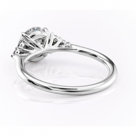 Inel de logodnă Ivylyn din aur Alb 14kt cu moissanite tăietură rotundă – Montură cu trei pietre rafinată pentru profil mediu | Personalizează și configurează gratuit online [3]