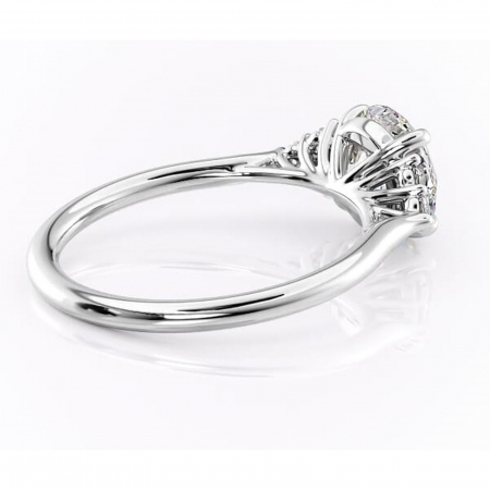 Inel de logodnă Ivylyn din aur Alb 14kt cu moissanite tăietură rotundă – Montură cu trei pietre rafinată pentru profil mediu | Personalizează și configurează gratuit online [2]