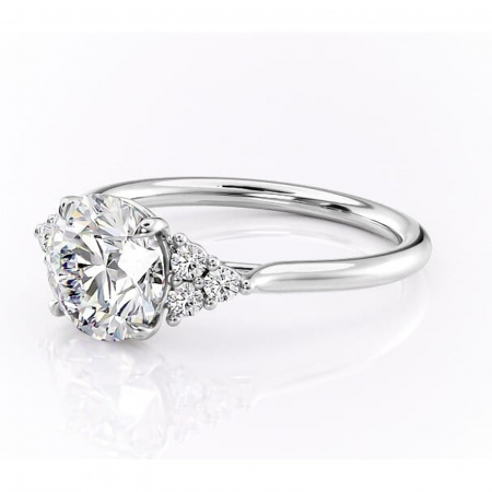 Inel de logodnă Ivylyn din aur Alb 14kt cu moissanite tăietură rotundă – Montură cu trei pietre rafinată pentru profil mediu | Personalizează și configurează gratuit online [6]