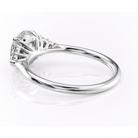 Inel de logodnă Ivylyn din aur Alb 14kt cu moissanite tăietură rotundă – Montură cu trei pietre rafinată pentru profil mediu | Personalizează și configurează gratuit online [4]