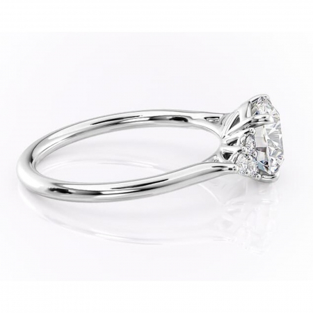 Inel de logodnă Ivylyn din aur Alb 14kt cu moissanite tăietură rotundă – Montură cu trei pietre rafinată pentru profil mediu | Personalizează și configurează gratuit online [1]