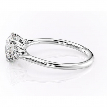 Inel de logodnă Ivylyn din aur Alb 14kt cu moissanite tăietură rotundă – Montură cu trei pietre rafinată pentru profil mediu | Personalizează și configurează gratuit online [5]