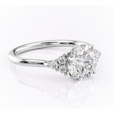 Accent - Inel de logodnă Ivylyn din aur Alb 14kt cu moissanite tăietură rotundă – Montură cu trei pietre rafinată pentru profil mediu | Personalizează și configurează gratuit online