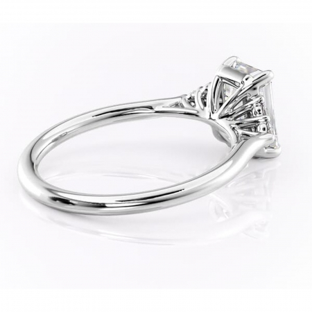 Inel de logodnă Ivylyn din aur Alb 14kt cu moissanite tăietură smarald – Montură cu trei pietre rafinată pentru profil mediu | Personalizează și configurează gratuit online [2]