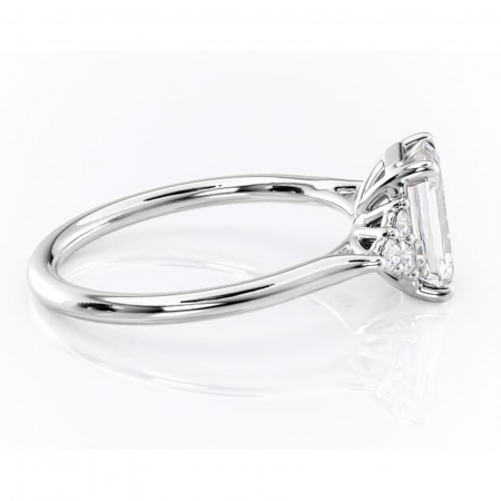 Inel de logodnă Ivylyn din aur Alb 14kt cu moissanite tăietură smarald – Montură cu trei pietre rafinată pentru profil mediu | Personalizează și configurează gratuit online [1]