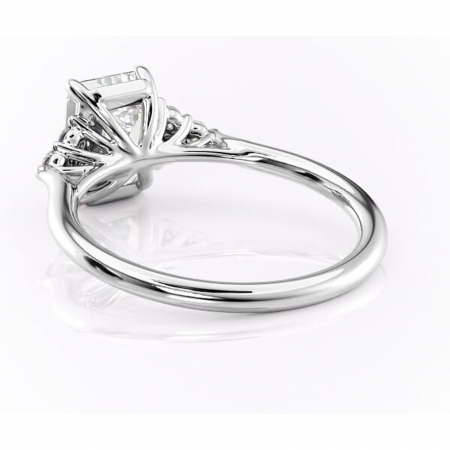 Inel de logodnă Ivylyn din aur Alb 14kt cu moissanite tăietură smarald – Montură cu trei pietre rafinată pentru profil mediu | Personalizează și configurează gratuit online [3]