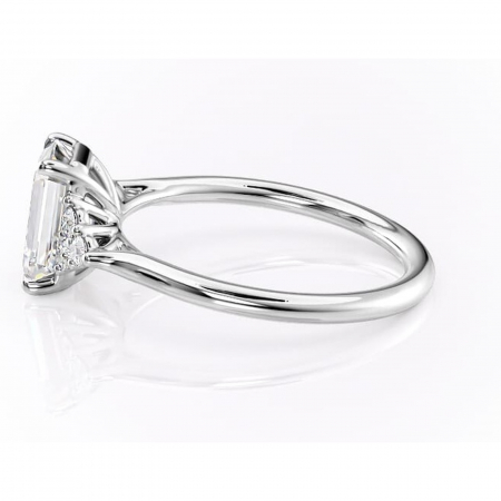 Inel de logodnă Ivylyn din aur Alb 14kt cu moissanite tăietură smarald – Montură cu trei pietre rafinată pentru profil mediu | Personalizează și configurează gratuit online [5]