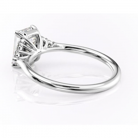 Inel de logodnă Ivylyn din aur Alb 14kt cu moissanite tăietură smarald – Montură cu trei pietre rafinată pentru profil mediu | Personalizează și configurează gratuit online [4]