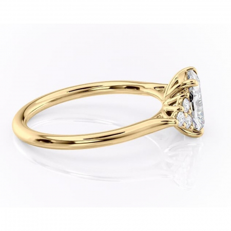 Inel de logodnă Ivylyn din aur Galben 14kt cu moissanite tăietură pernă – Montură cu trei pietre rafinată pentru profil mediu | Personalizează și configurează gratuit online [1]