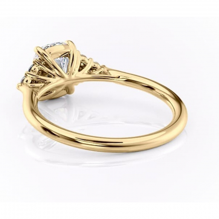 Inel de logodnă Ivylyn din aur Galben 14kt cu moissanite tăietură pernă – Montură cu trei pietre rafinată pentru profil mediu | Personalizează și configurează gratuit online [3]