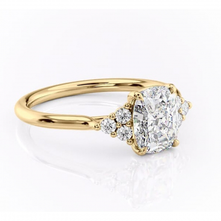 Aur galben - Inel de logodnă Ivylyn din aur Galben 14kt cu moissanite tăietură pernă – Montură cu trei pietre rafinată pentru profil mediu | Personalizează și configurează gratuit online