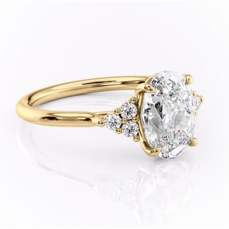 Aur galben - Inel de logodnă Ivylyn din aur Galben 18kt cu moissanite tăietură ovală – Montură cu trei pietre rafinată pentru profil mediu | Personalizează și configurează gratuit online
