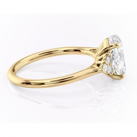Inel de logodnă Ivylyn din aur Galben 14kt cu moissanite tăietură ovală – Montură cu trei pietre rafinată pentru profil mediu | Personalizează și configurează gratuit online [1]