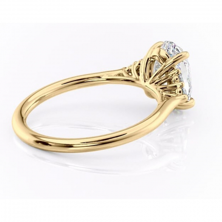 Inel de logodnă Ivylyn din aur Galben 14kt cu moissanite tăietură ovală – Montură cu trei pietre rafinată pentru profil mediu | Personalizează și configurează gratuit online [2]