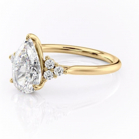 Inel de logodnă Ivylyn din aur Galben 14kt cu moissanite tăietură pară – Montură cu trei pietre rafinată pentru profil mediu | Personalizează și configurează gratuit online [6]