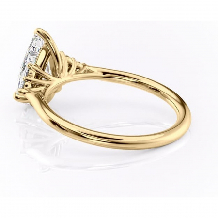 Inel de logodnă Ivylyn din aur Galben 14kt cu moissanite tăietură pară – Montură cu trei pietre rafinată pentru profil mediu | Personalizează și configurează gratuit online [4]