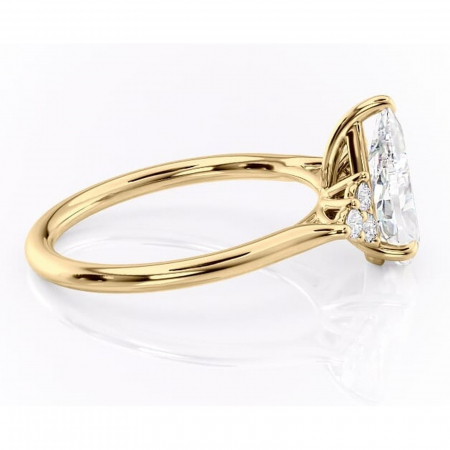 Inel de logodnă Ivylyn din aur Galben 14kt cu moissanite tăietură pară – Montură cu trei pietre rafinată pentru profil mediu | Personalizează și configurează gratuit online [1]