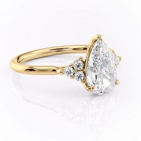 Aur galben - Inel de logodnă Ivylyn din aur Galben 18kt cu moissanite tăietură pară – Montură cu trei pietre rafinată pentru profil mediu | Personalizează și configurează gratuit online