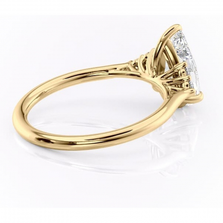 Inel de logodnă Ivylyn din aur Galben 14kt cu moissanite tăietură pară – Montură cu trei pietre rafinată pentru profil mediu | Personalizează și configurează gratuit online [2]