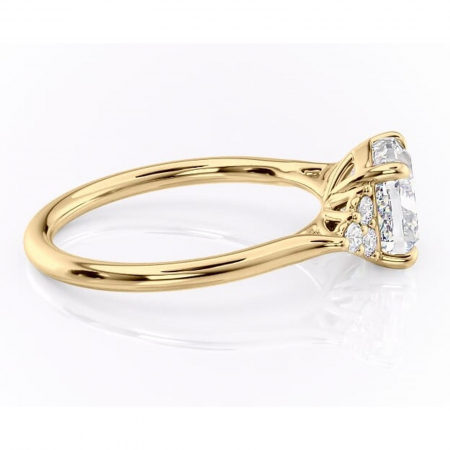 Inel de logodnă Ivylyn din aur Galben 14kt cu moissanite tăietură pernă – Montură cu trei pietre rafinată pentru profil mediu | Personalizează și configurează gratuit online [1]