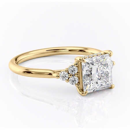 14K - Inel de logodnă Ivylyn din aur Galben 14kt cu moissanite tăietură princess – Montură cu trei pietre rafinată pentru profil mediu | Personalizează și configurează gratuit online