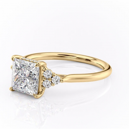 Inel de logodnă Ivylyn din aur Galben 14kt cu moissanite tăietură princess – Montură cu trei pietre rafinată pentru profil mediu | Personalizează și configurează gratuit online [6]