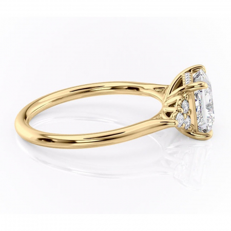 Inel de logodnă Ivylyn din aur Galben 14kt cu moissanite tăietură princess – Montură cu trei pietre rafinată pentru profil mediu | Personalizează și configurează gratuit online [1]