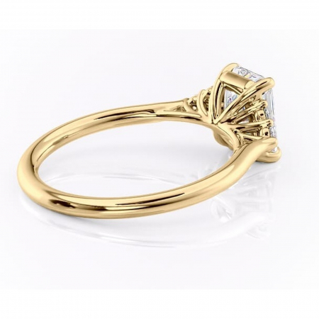 Inel de logodnă Ivylyn din aur Galben 14kt cu moissanite tăietură radiantă – Montură cu trei pietre rafinată pentru profil mediu | Personalizează și configurează gratuit online [2]