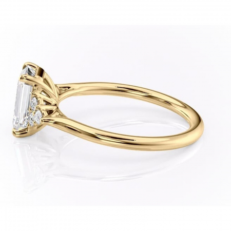 Inel de logodnă Ivylyn din aur Galben 14kt cu moissanite tăietură smarald – Montură cu trei pietre rafinată pentru profil mediu | Personalizează și configurează gratuit online [5]