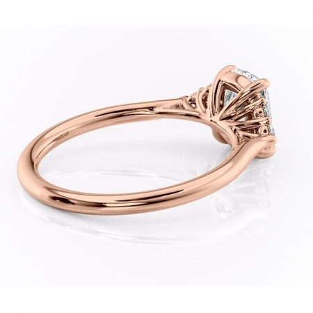 Inel de logodnă Ivylyn din aur Rose 14kt cu moissanite tăietură pernă – Montură cu trei pietre rafinată pentru profil mediu | Personalizează și configurează gratuit online [2]