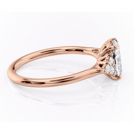 Inel de logodnă Ivylyn din aur Rose 14kt cu moissanite tăietură pernă – Montură cu trei pietre rafinată pentru profil mediu | Personalizează și configurează gratuit online [1]