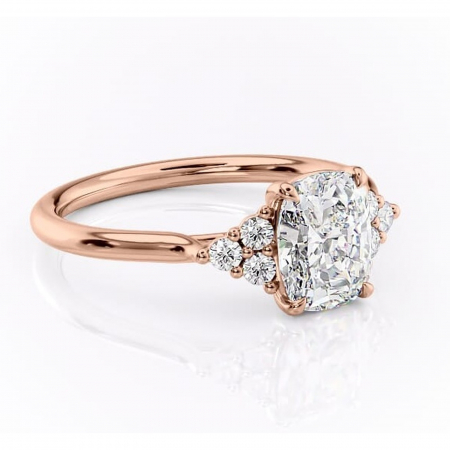 18K - Inel de logodnă Ivylyn din aur Rose 14kt cu moissanite tăietură pernă – Montură cu trei pietre rafinată pentru profil mediu | Personalizează și configurează gratuit online