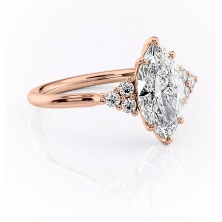 Marquise - Inel de logodnă Ivylyn din aur Rose 18kt cu moissanite tăietură marquise – Montură cu trei pietre rafinată pentru profil mediu | Personalizează și configurează gratuit online