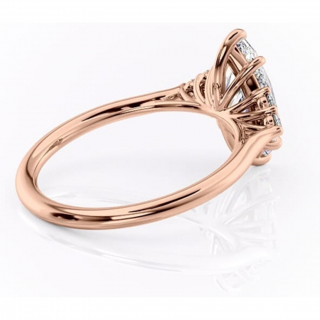 Inel de logodnă Ivylyn din aur Rose 14kt cu moissanite tăietură marquise – Montură cu trei pietre rafinată pentru profil mediu | Personalizează și configurează gratuit online [2]