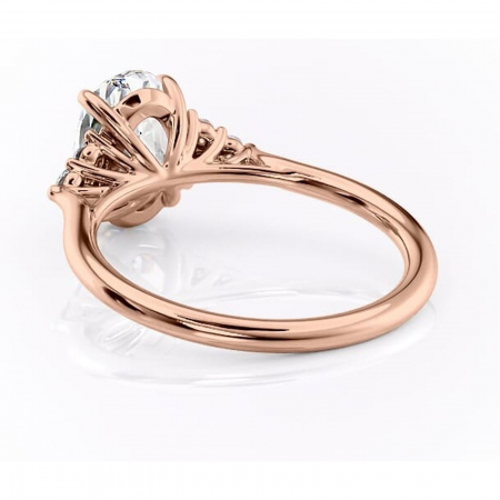 Inel de logodnă Ivylyn din aur Rose 18kt cu moissanite tăietură ovală – Montură cu trei pietre rafinată pentru profil mediu | Personalizează și configurează gratuit online [3]