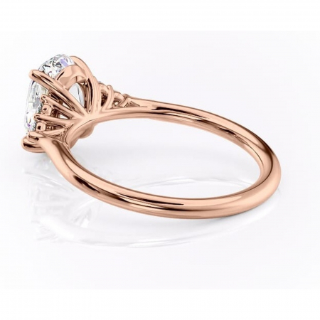 Inel de logodnă Ivylyn din aur Rose 18kt cu moissanite tăietură ovală – Montură cu trei pietre rafinată pentru profil mediu | Personalizează și configurează gratuit online [4]