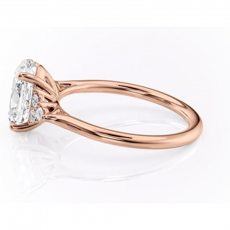 Inel de logodnă Ivylyn din aur Rose 18kt cu moissanite tăietură ovală – Montură cu trei pietre rafinată pentru profil mediu | Personalizează și configurează gratuit online [5]