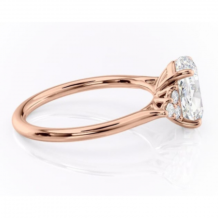 Inel de logodnă Ivylyn din aur Rose 18kt cu moissanite tăietură ovală – Montură cu trei pietre rafinată pentru profil mediu | Personalizează și configurează gratuit online [1]