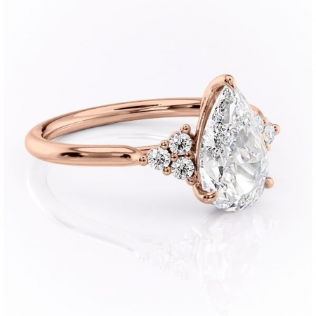 18K - Inel de logodnă Ivylyn din aur Rose 18kt cu moissanite tăietură pară – Montură cu trei pietre rafinată pentru profil mediu | Personalizează și configurează gratuit online