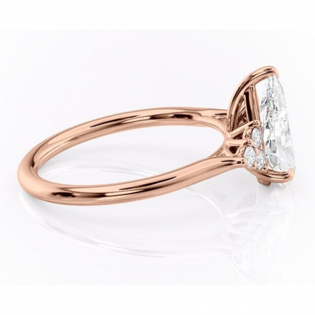 Inel de logodnă Ivylyn din aur Rose 18kt cu moissanite tăietură pară – Montură cu trei pietre rafinată pentru profil mediu | Personalizează și configurează gratuit online [1]