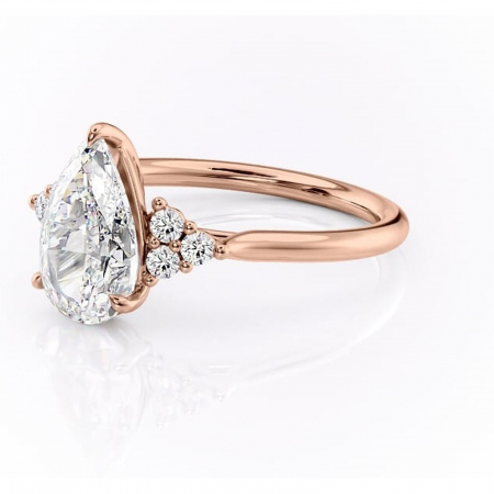 Inel de logodnă Ivylyn din aur Rose 18kt cu moissanite tăietură pară – Montură cu trei pietre rafinată pentru profil mediu | Personalizează și configurează gratuit online [6]