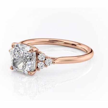 Inel de logodnă Ivylyn din aur Rose 14kt cu moissanite tăietură pernă – Montură cu trei pietre rafinată pentru profil mediu | Personalizează și configurează gratuit online [6]