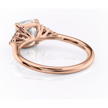 Inel de logodnă Ivylyn din aur Rose 14kt cu moissanite tăietură pernă – Montură cu trei pietre rafinată pentru profil mediu | Personalizează și configurează gratuit online [3]