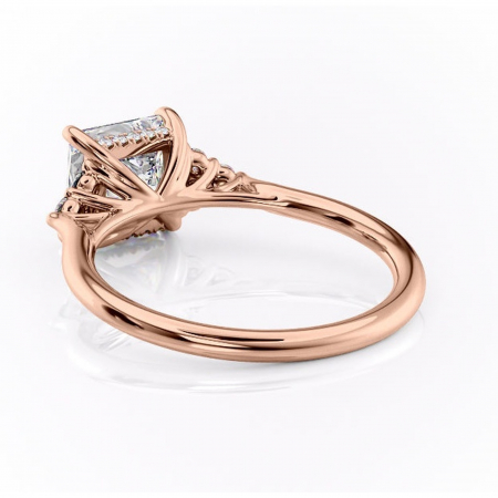 Inel de logodnă Ivylyn din aur Rose 14kt cu moissanite tăietură princess – Montură cu trei pietre rafinată pentru profil mediu | Personalizează și configurează gratuit online [3]