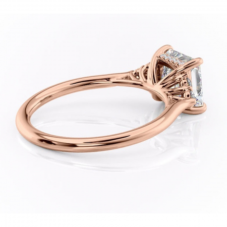 Inel de logodnă Ivylyn din aur Rose 14kt cu moissanite tăietură princess – Montură cu trei pietre rafinată pentru profil mediu | Personalizează și configurează gratuit online [2]